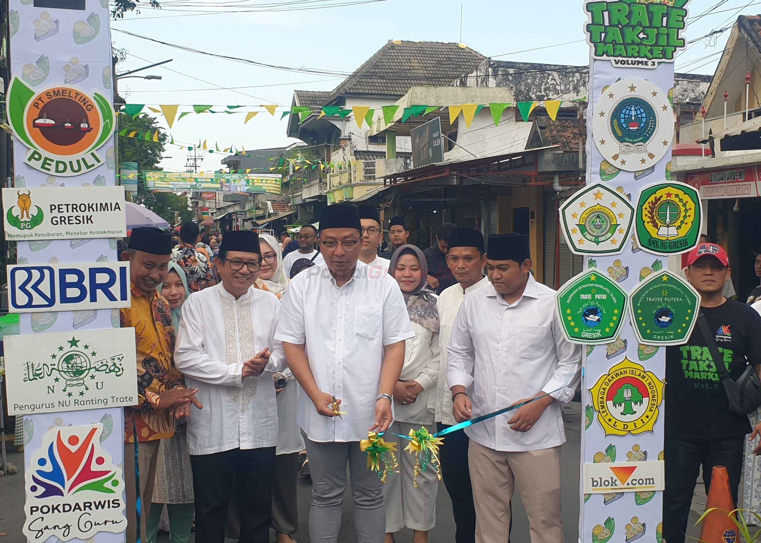 Wakil Bupati Gresik, dr. Asluchul Alif, secara resmi membuka kegiatan Trate Takjil Market (TTM) Vol. 3 di Jalan Abdul Karim, Trate, Gresik, pada Minggu (2/3/2025)
