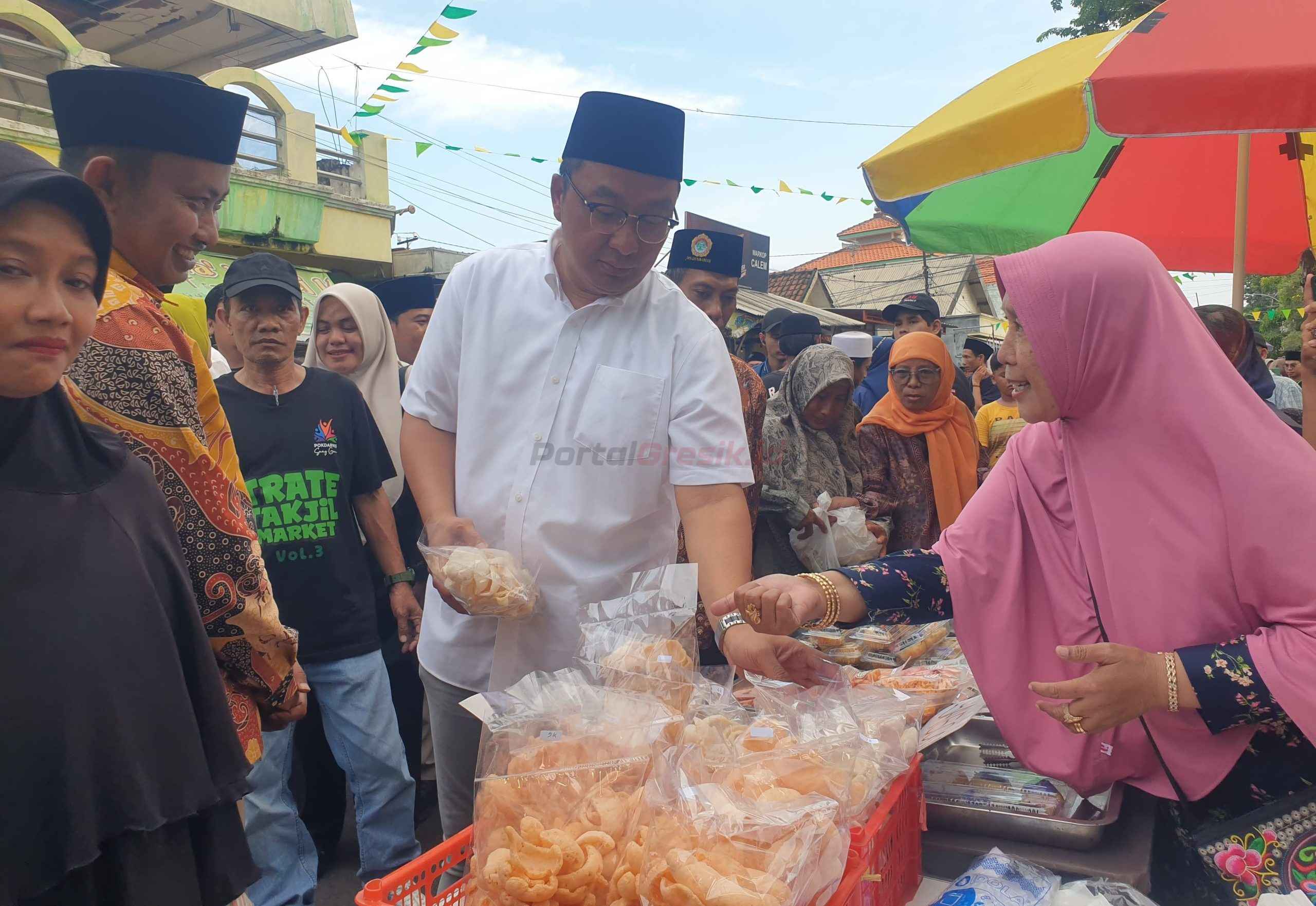 Wakil Bupati Gresik, dr. Asluchul Alif, secara resmi membuka kegiatan Trate Takjil Market (TTM) Vol. 3 di Jalan Abdul Karim, Trate, Gresik, pada Minggu (2/3/2025)