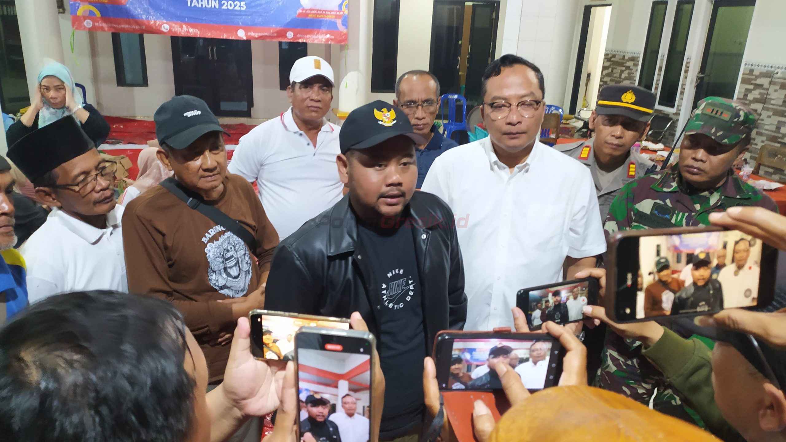 Bupati Gresik, Fandi Akhmad Yani akrab disapa Gus Yani, bersama Wakil Bupati Gresik, dr. Asluchul Alif, meninjau dapur umum di Balai Desa Kedungrukem, Kecamatan Benjeng, Gresik, Minggu (2/3/2025).