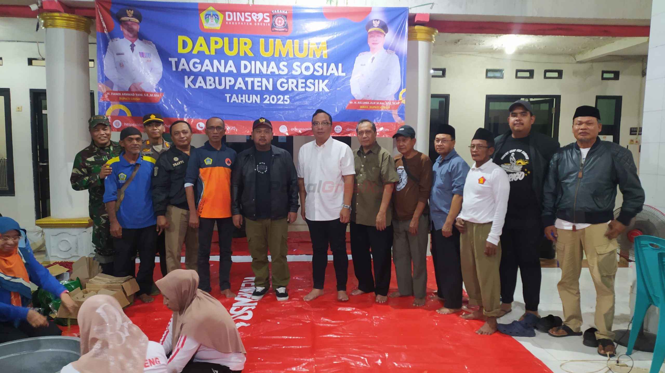 Bupati Gresik, Fandi Akhmad Yani akrab disapa Gus Yani, bersama Wakil Bupati Gresik, dr. Asluchul Alif, meninjau dapur umum di Balai Desa Kedungrukem, Kecamatan Benjeng, Gresik, Minggu (2/3/2025).