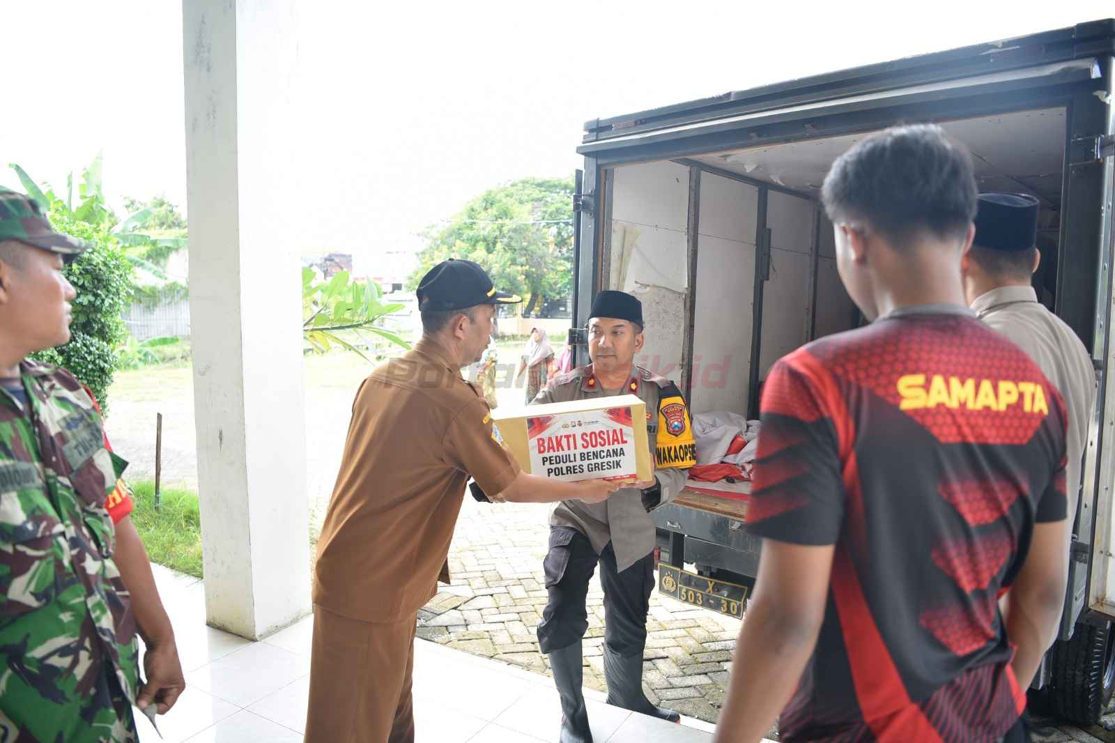 Polres Gresik berikan Bantuan bagi korban Bencana Banjir di Desa Morowudi, Kecamatan Cerme, Kabupaten Gresik, Selasa (04/03/2025).