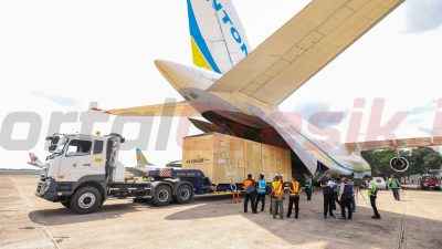 Pengangkutan critical restart material Smelter PTFI ke dalam pesawat Antonov, Frankfurt (28/02).