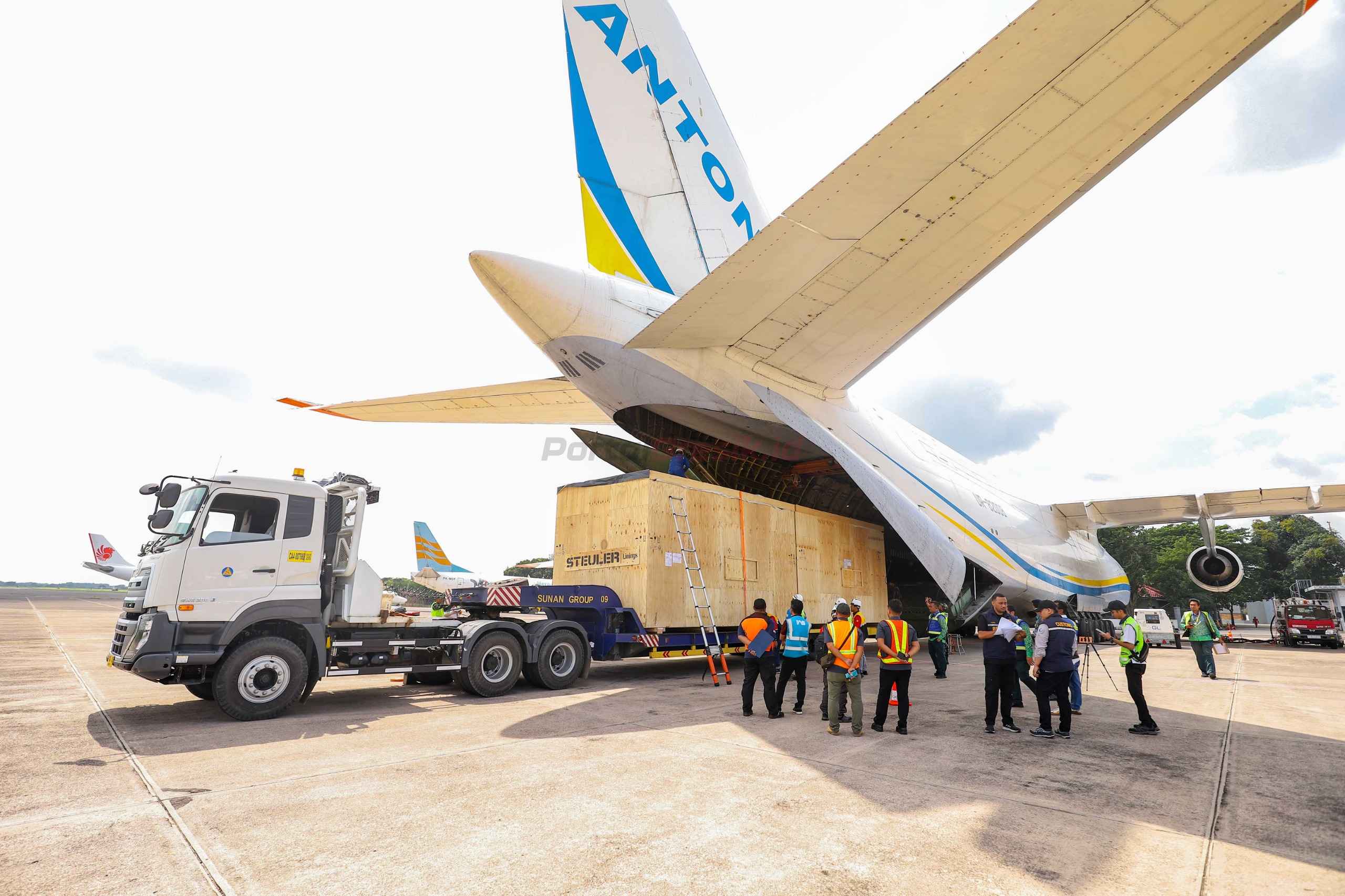 Pengangkutan critical restart material Smelter PTFI ke dalam pesawat Antonov, Frankfurt (28/02).