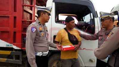 atuan Lalu Lintas (Satlantas) Polres Gresik bersama Dinas Perhubungan (Dishub) Kabupaten Gresik menggelar penertiban kendaraan angkutan barang yang melanggar aturan jam operasional di Tempat Khusus Parkir Ngawen, Kecamatan Sidayu, Selasa (04/03/2025).