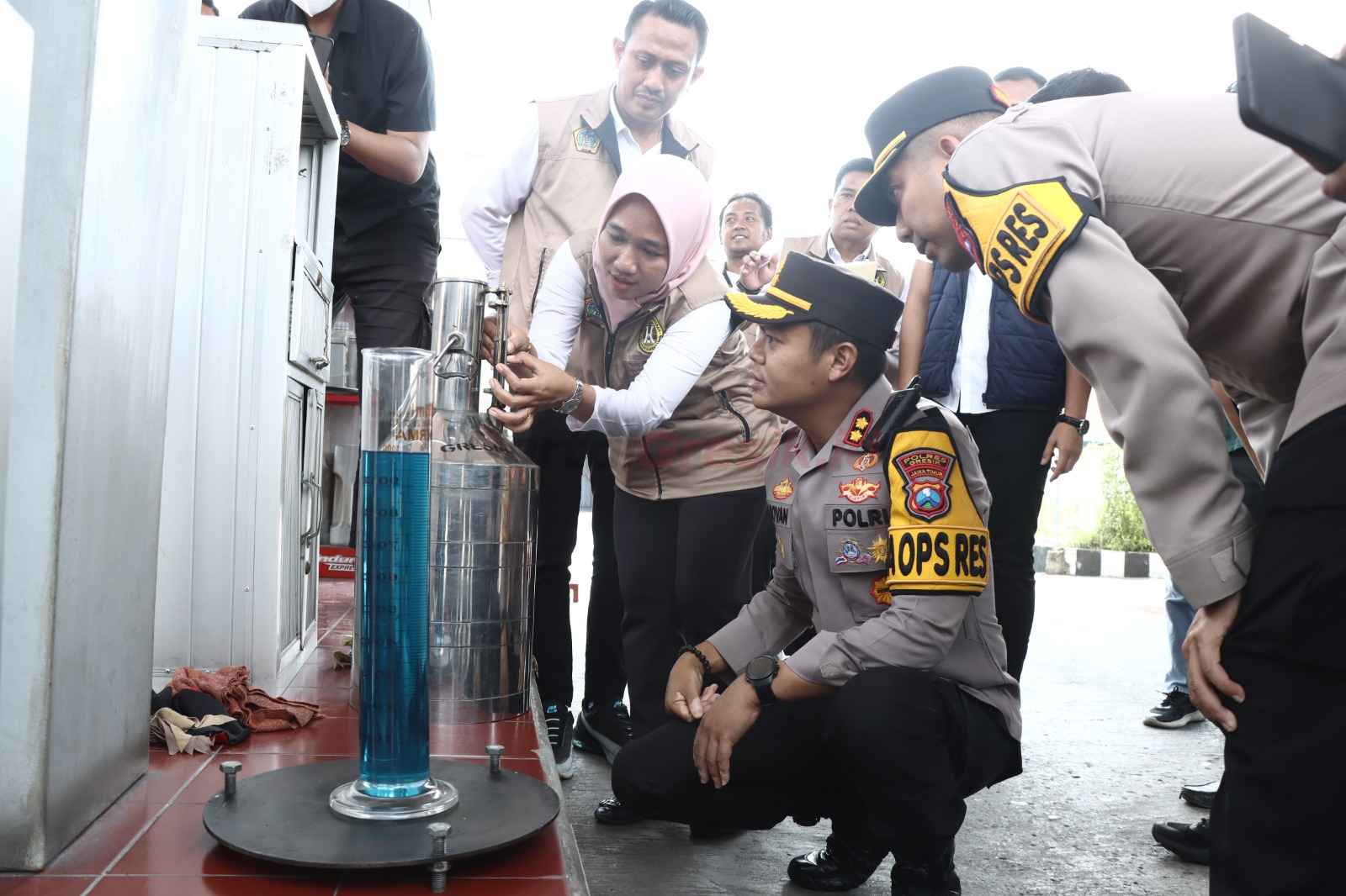 Kapolres Gresik, AKBP Rovan Richard Mahenu saat melakukan sidak pastikan BBM sudah sesuai kwalitas, Rabu (05/03/2925).