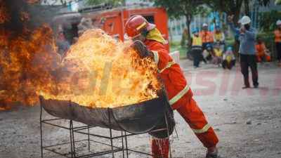 Karyawan PT Semen Gresik Pabrik Rembang mempraktikkan simulasi pemadaman api kecil menggunakan goni pada kegiatan Safety Challange Bulan K3 Nasional 2025 di Pabrik Rembang, Jawa Tengah.