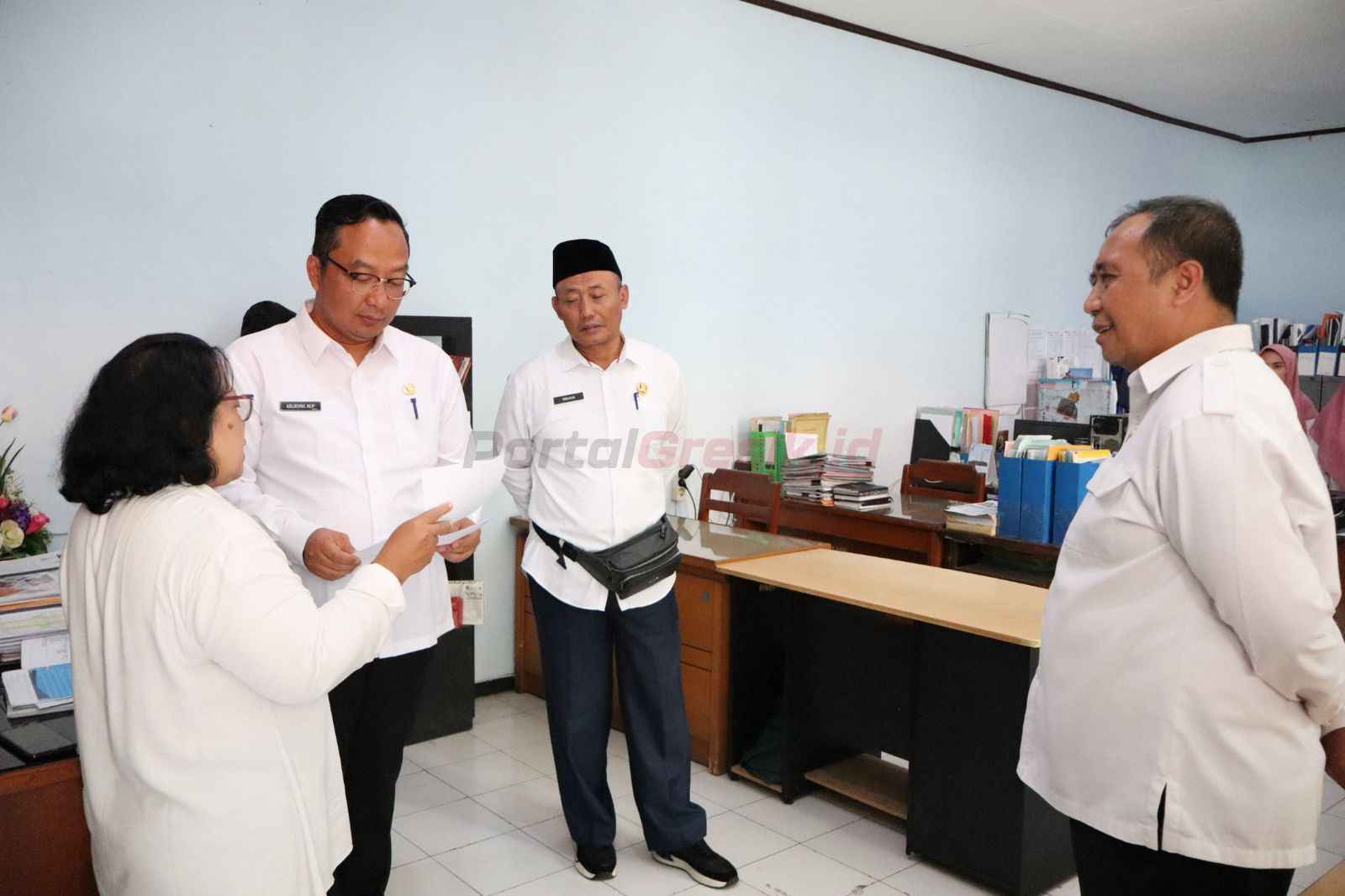 Wakil Bupati Gresik, dr. Asluchul Alif saat melakukan sidak di Dinas Perikanan Didampingi oleh Sekda Achmad Washil serta Asisten III Misbahul Munir, Rabu (05/03/2025).