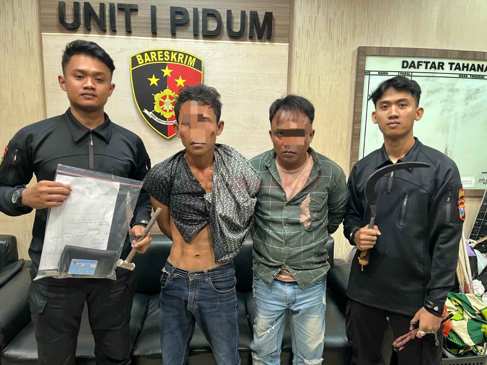 Dua DPO curanmor asal madura saat di amankan Tim Raimas Kalamunyeng Sat Samapta Polres Gresik, Senin (10/3/2025) dini hari.