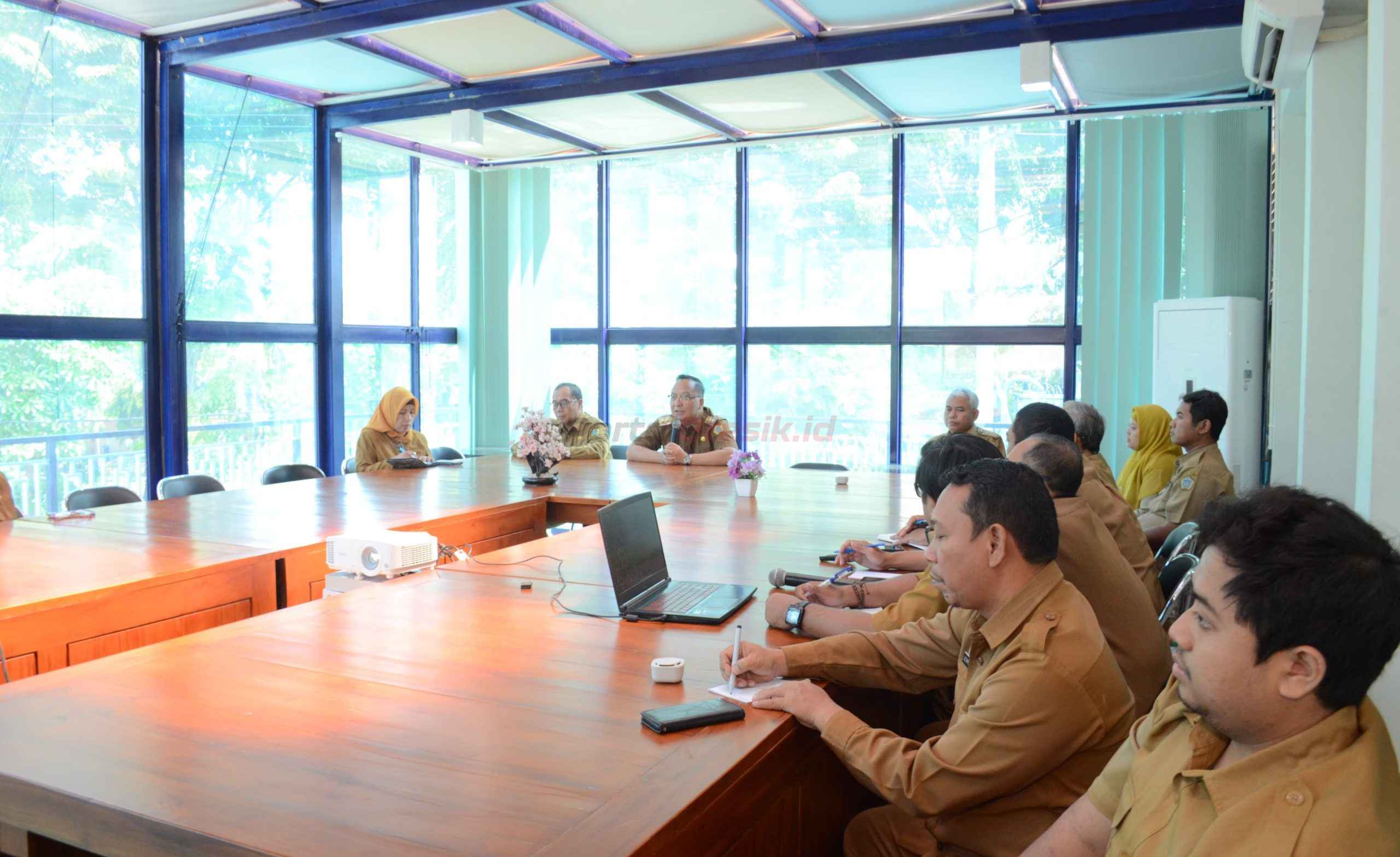 Wakil Bupati Gresik, dr. Asluchul Alif, melakukan kunjungan kerja ke Dinas Cipta Karya, Perumahan, dan Kawasan Permukiman (CKPKP) pada Selasa (11/3/2025).