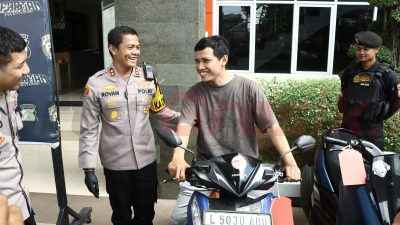 Senyum Haru Indrajit Saat Motor Kesayangannya Kembali usai Polres Gresik Ringkus Pelaku Curanmor