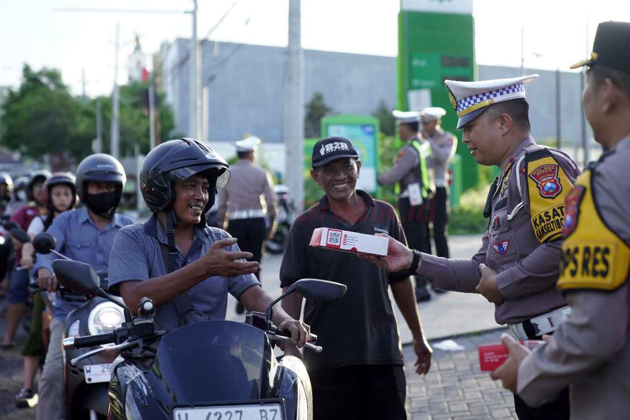 Satuan Lalu Lintas (Satlantas) Polres Gresik menggelar kegiatan pembagian takjil kepada pengendara yang melintas di Jalan Tri Dharma, Gresik, Selasa (11/3/2025).