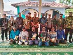 Wabup Gresik Asluchul Alif Serahkan Bantuan untuk Nelayan yang Terdampak Cuaca Ekstrem