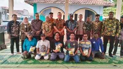 Wakil Bupati Gresik, dr. Asluchul Alif, turun langsung ke lokasi untuk menyerahkan bantuan sembako kepada nelayan Desa Pangkah Wetan.