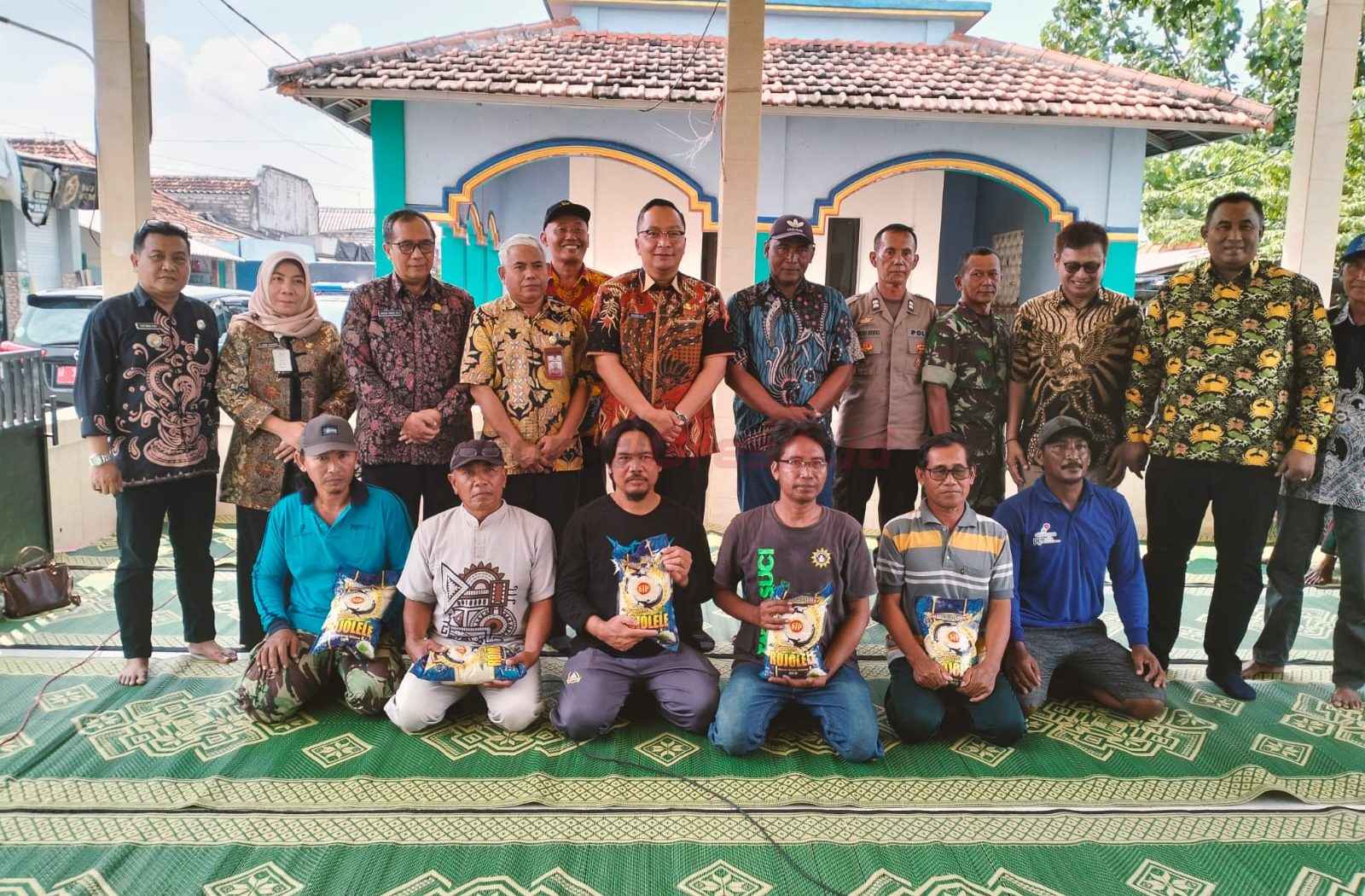 Wakil Bupati Gresik, dr. Asluchul Alif, turun langsung ke lokasi untuk menyerahkan bantuan sembako kepada nelayan Desa Pangkah Wetan.