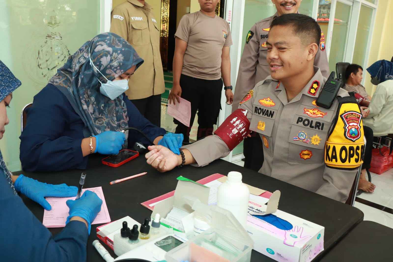 Kapolres Gresik AKBP Rovan Richard Mahenu saat Cek Kesehatan Gratis pada Kamis (13/3/2025).