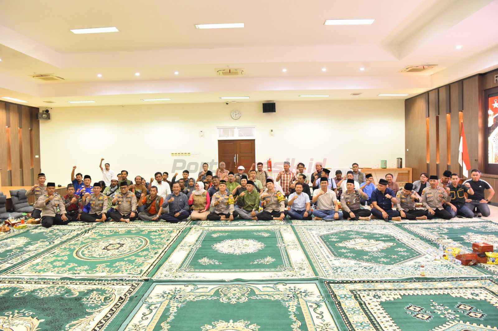 Polres Gresik saat menggelar kegiatan Berbuka Puasa Polri Bersama Media di Aula Rupatama SAR Polres Gresik, Kecamatan Kebomas, Kabupaten Gresik, Kamis (13/03/2025).