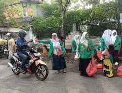 Berbagi di Bulan Ramadhan, PAC Fatayat NU Duduksampeyan Gresik Bagikan Takjil ke Pengguna Jalan