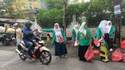 Pengurus Anak Cabang (PAC) Fatayat Nahdlatul Ulama (NU) Duduksampeyan menggelar aksi berbagi takjil pada Jumat (14/3/2025).