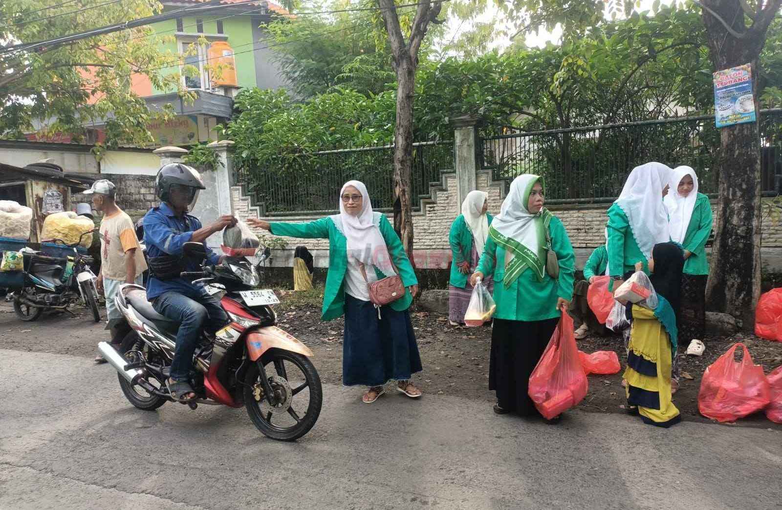 Pengurus Anak Cabang (PAC) Fatayat Nahdlatul Ulama (NU) Duduksampeyan menggelar aksi berbagi takjil pada Jumat (14/3/2025).