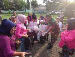 Bersama Koramil Manyar, Emak Emak UMKM Kismis Family Bagikan Ratusan Takjil Pada Pengguna Jalan