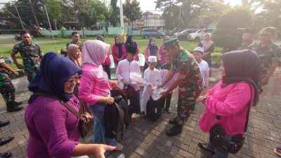 Bersama Koramil Manyar, Emak Emak UMKM Kismis Family ratusan takjil kepada pengguna jalan yang melintas di jalan raya Sukomulyo, Manyar. Kamis, (13/3/2025).