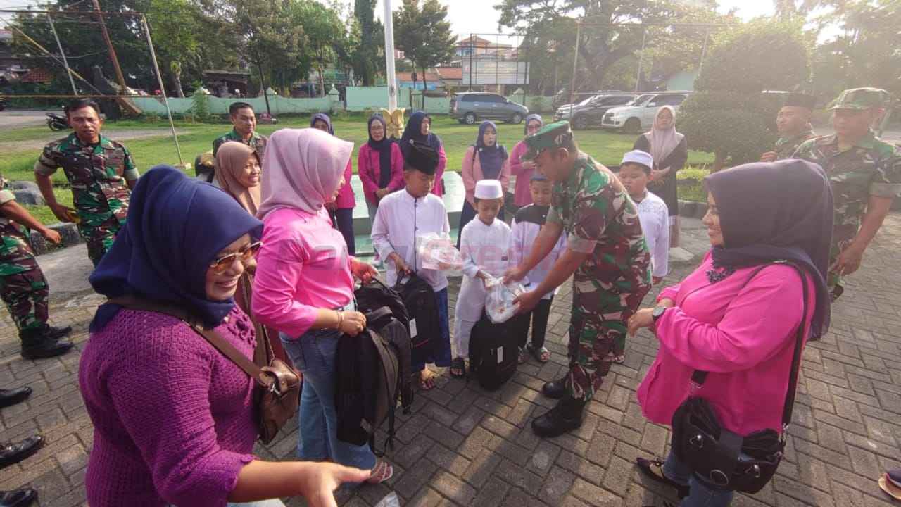 Bersama Koramil Manyar, Emak Emak UMKM Kismis Family ratusan takjil kepada pengguna jalan yang melintas di jalan raya Sukomulyo, Manyar. Kamis, (13/3/2025).