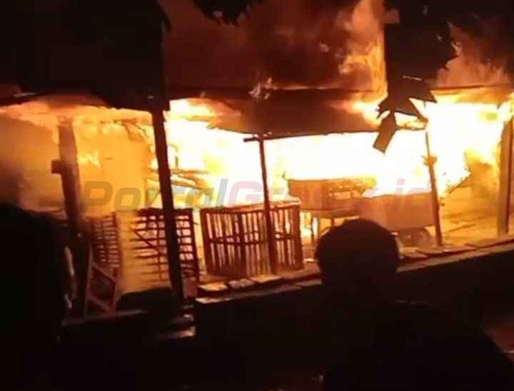 Kebakaran kandang ayam milik warga di Dusun Bureng Kidul, Desa Kedunganyar, Kecamatan Wringinanom, Kabupaten Gresik, pada Jumat (14/3/2025) sekitar pukul 18.45 WIB.