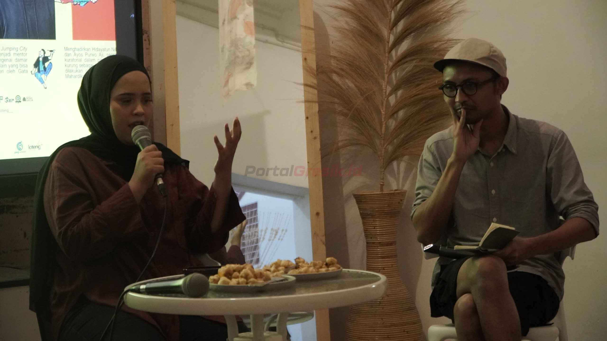 Diskusi Curator Talk dengan tajuk "Bedah Dapur Kuratoria Berlangsung pada Sabtu 15 Maret 2025, di Sualoka.Hub, Jl. Nyai Ageng Arem-Arem Gg. II No. 20, Kampung Kemasan, Gresik