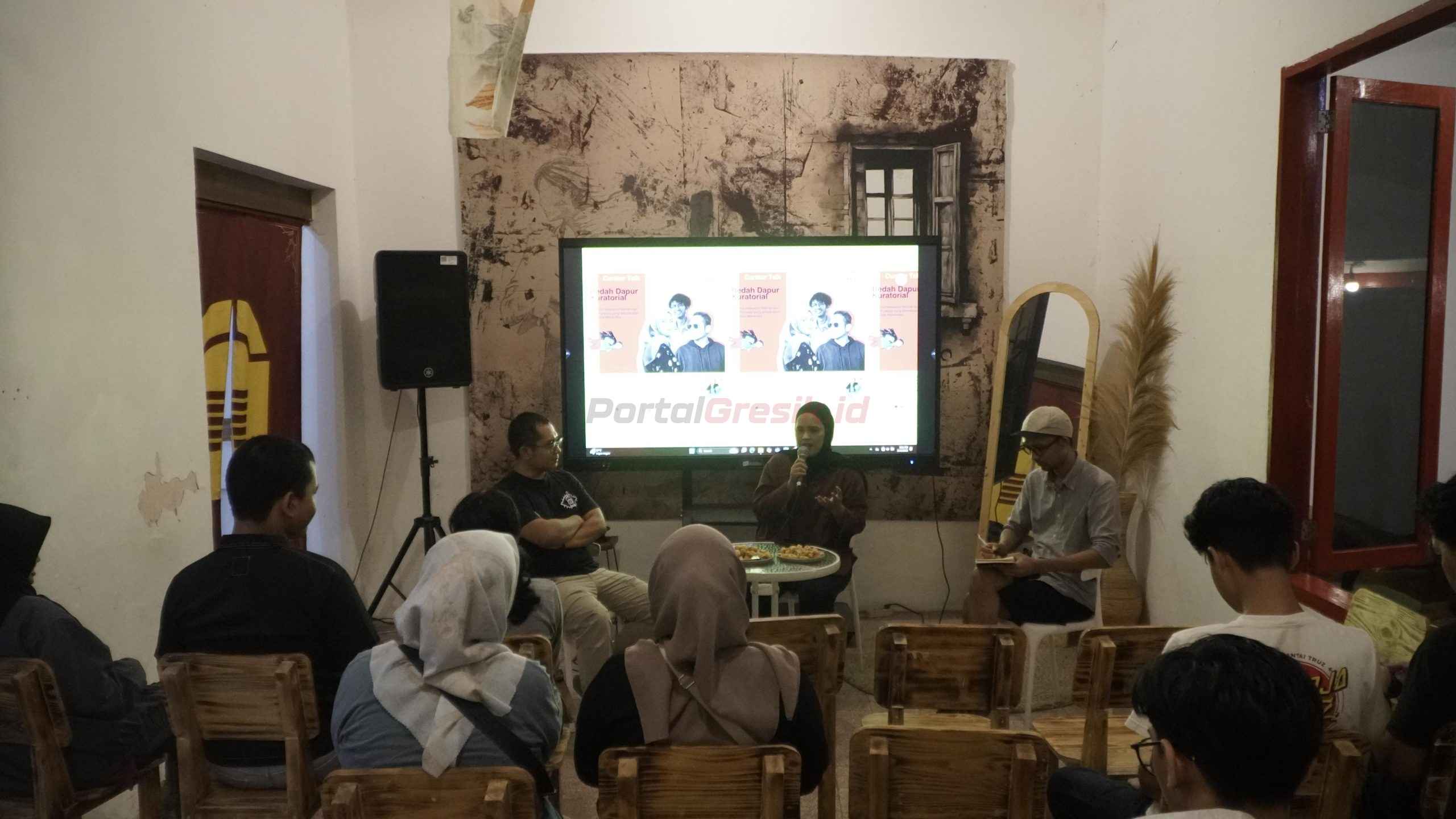 Diskusi Curator Talk dengan tajuk "Bedah Dapur Kuratoria Berlangsung pada Sabtu 15 Maret 2025, di Sualoka.Hub, Jl. Nyai Ageng Arem-Arem Gg. II No. 20, Kampung Kemasan, Gresik