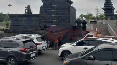 Dinding Tugu Selamat Datang Perbatasan Gresik-Surabaya Rusak, DLH Gerak Cepat Lakukan Perbaikan