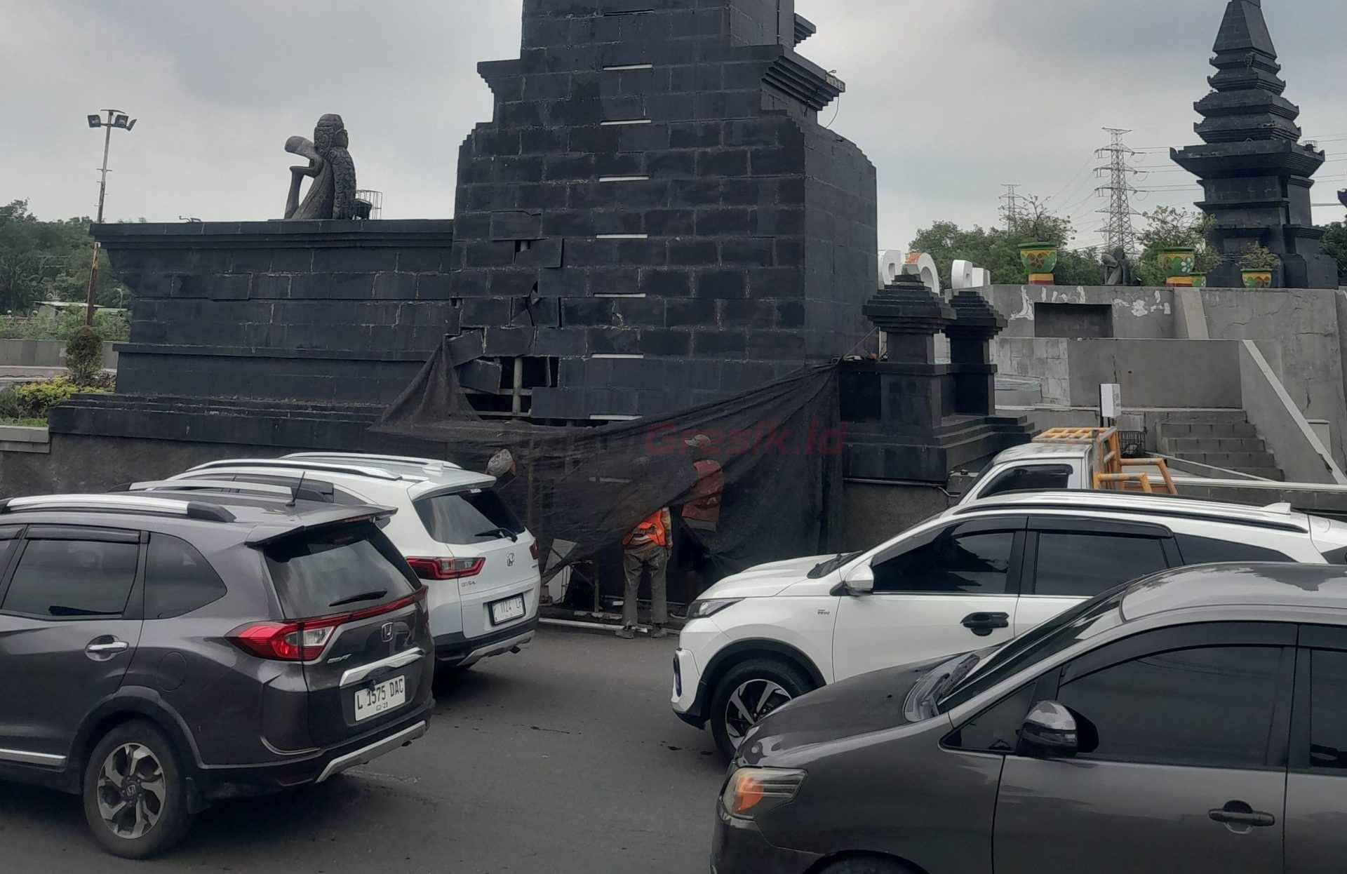 Dinas Lingkungan Hidup (DLH) Kabupaten Gresik saat melakukan perbaikan bagian dinding Gapura Tugu Selamat Datang Perbatasan Gresik - Surabaya yang rusak.