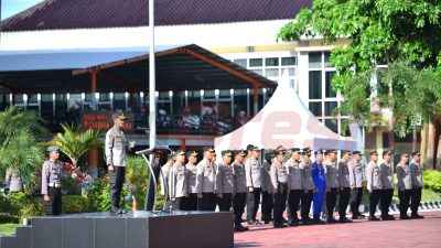 Kapolres Gresik, AKBP Rovan Richard Mahenu saat pimpin apel pagi yang digelar di halaman Mapolres Gresik pada Selasa (18/3/2025).