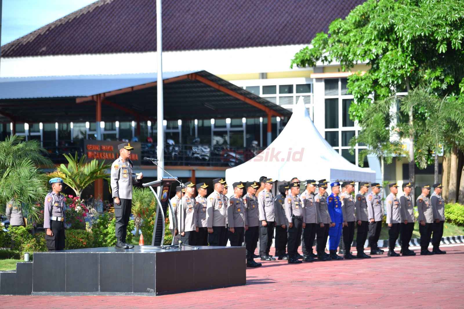 Kapolres Gresik, AKBP Rovan Richard Mahenu saat pimpin apel pagi yang digelar di halaman Mapolres Gresik pada Selasa (18/3/2025).