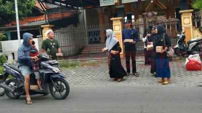 Asosiasi UMKM Sidayu saat bagikan takjil kepada pengguna jalan di sekitar alun-alun Kecamatan sidayu, Minggu (16/3/2025)