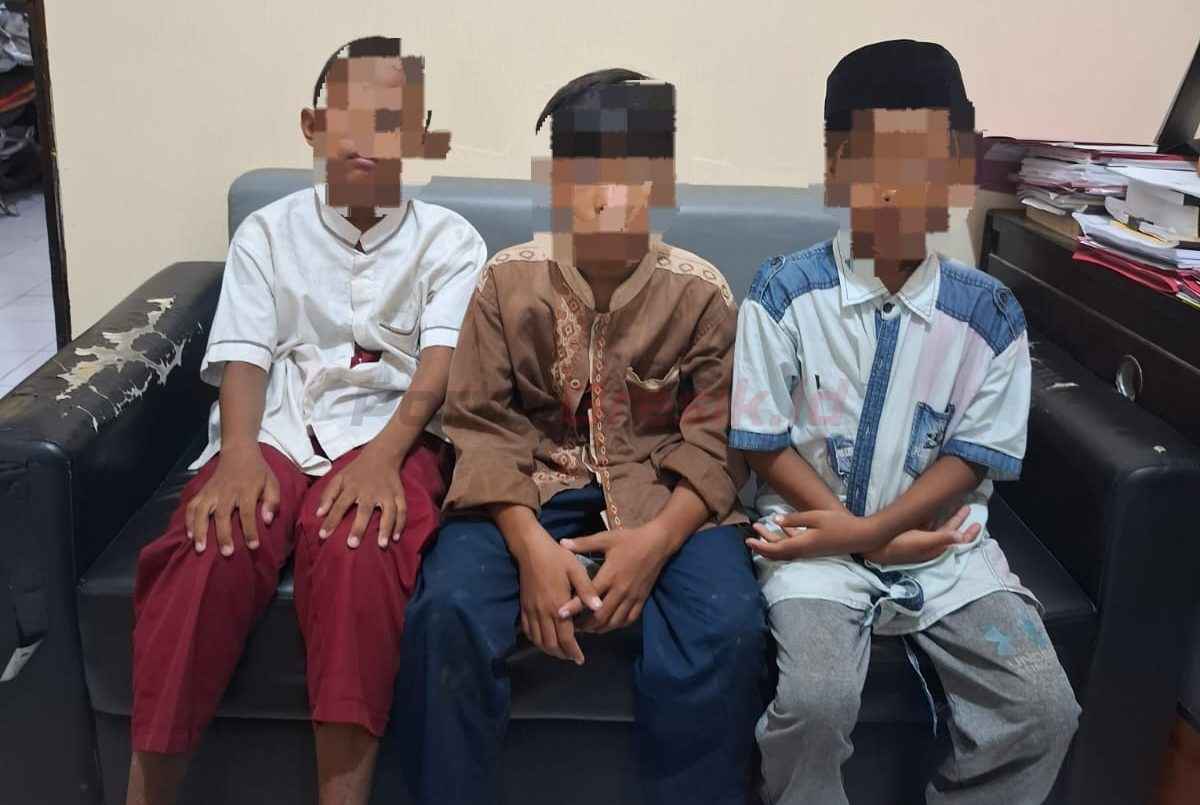 Pelaku berinisial F (12), HR (9), dan NA (10) saat di amankan di Polsek Kota Polres Gresik, Senin (17/3/2025) siang