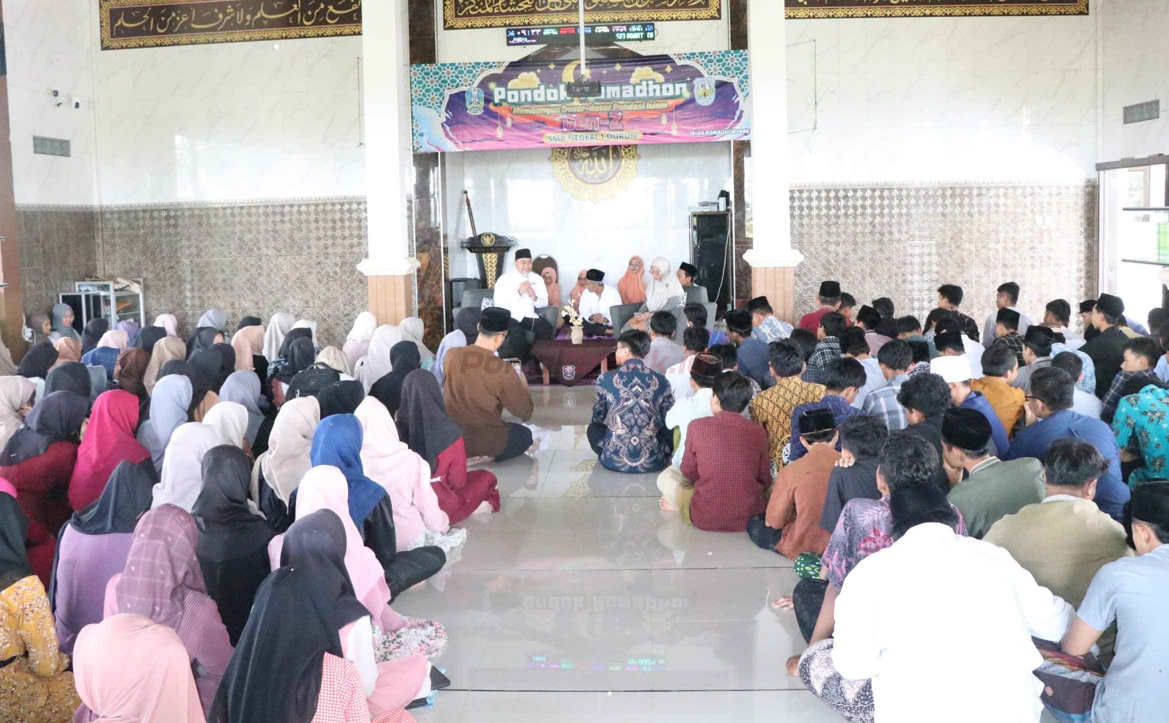 Ketua DPRD Kabupaten Gresik, M. Syahrul Munir, menjadi narasumber dalam kegiatan Pondok Ramadan 1446 H di SMAN 1 Dukun, pada Kamis (20/3/2025).