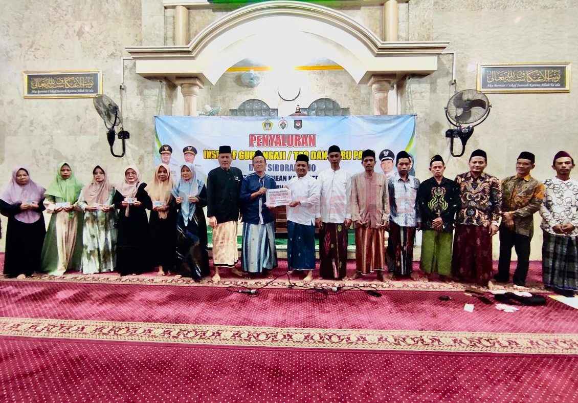 Pemerintah Desa (Pemdes) Sidoraharjo, Kedamean bagikan insentf bagi 75 guru ngaji dan guru PAUD di Masjid Jami’ Fathul Huda Sidoraharjo, Sabtu (22/3/2025).