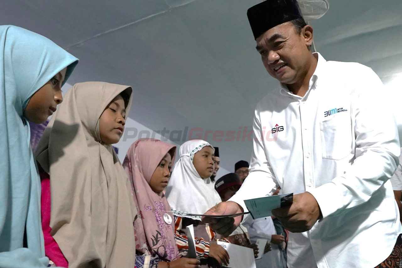 GM of CSR SIG, Edy Saraya menyerahkan santunan untuk yatim di Pondok Pesantren Minhaju Al-Ihtida, Situbondo, Jawa Timur, pada Kamis (20/3/2025).