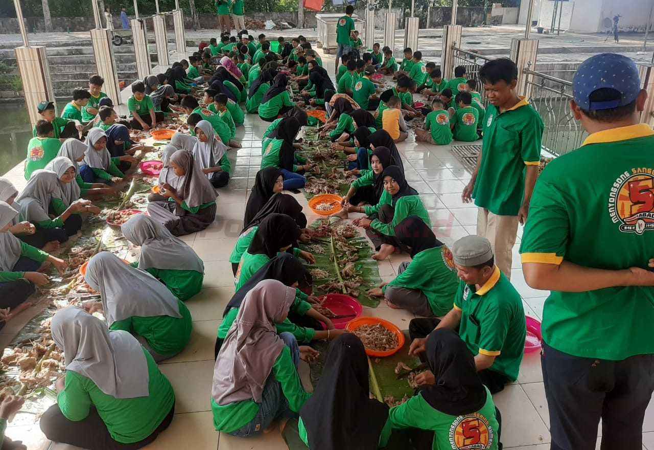 Warga saat menyajikan kolak ayam Desa Gumeno Manyar Gresik, Sabtu (22/3/2025)