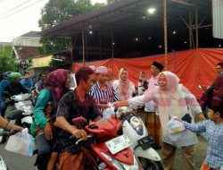 Bersama Anggota DPRD Gresik Yuyun Wahyudi, PAC dan PIRA Gerindra Bungah Bagikan 400 Takjil untuk Warga dan Pengendara