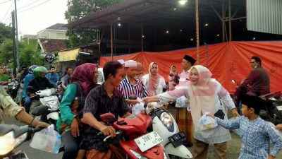 PAC dan PIRA Kecamatan Bungah saat Bagi-bagi takjil di depan RS MWC Bungah, Minggu (23/3/2025).