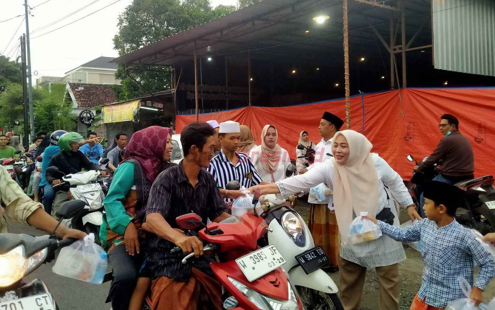PAC dan PIRA Kecamatan Bungah saat Bagi-bagi takjil di depan RS MWC Bungah, Minggu (23/3/2025).
