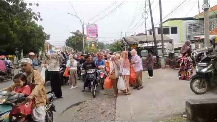 PAC dan PIRA Kecamatan Bungah saat Bagi-bagi takjil di depan Puskesmas Bungah, Minggu (23/3/2025).