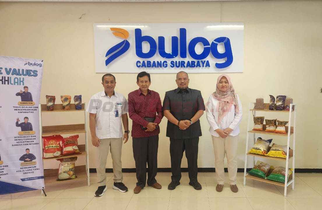 Ketua DPD Tani Merdeka Kabupaten Gresik Yuyun Wahyudi (baju hitam) ditemani Anggota DPRD Gresik Fraksi Gerindra Abdullah Munir (batik) saat melakukan kunjungan ke Bulog Cabang Surabaya.