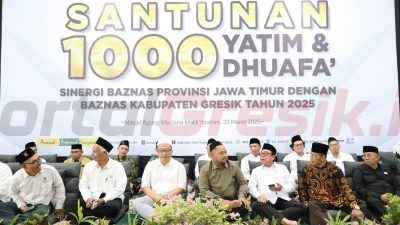 Bupati Gresik bersama Wakil Bupati dan Sekretaris Daerah menghadiri acara santunan bagi 1.000 anak yatim dan dhuafa