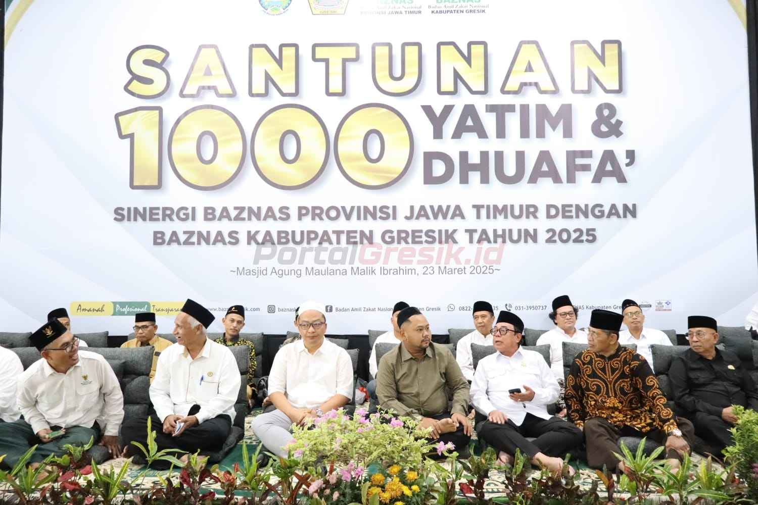 Bupati Gresik bersama Wakil Bupati dan Sekretaris Daerah menghadiri acara santunan bagi 1.000 anak yatim dan dhuafa