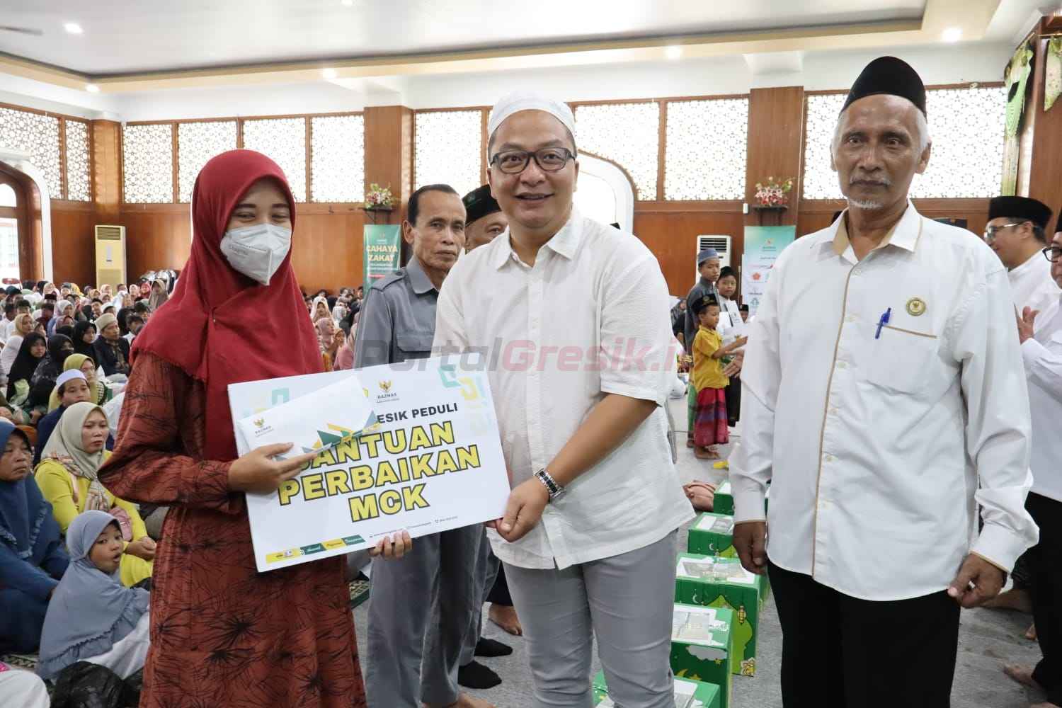 Bupati Gresik bersama Wakil Bupati dan Sekretaris Daerah menghadiri acara santunan bagi 1.000 anak yatim dan dhuafa