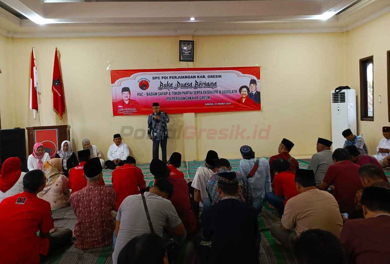 DPC PDI Perjuangan Gresik menggelar tausiyah ramadan dan buka puasa bersama tiga pilar (eksekutif, legislatif dan struktur partai) di kantornya Jalan Jaksa Agung Suprapto, Minggu (23/3/2025).