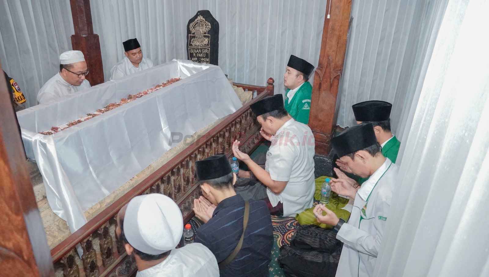 Wakil Bupati gresik Asluchul Alif saat ziarah di makam sunan giri