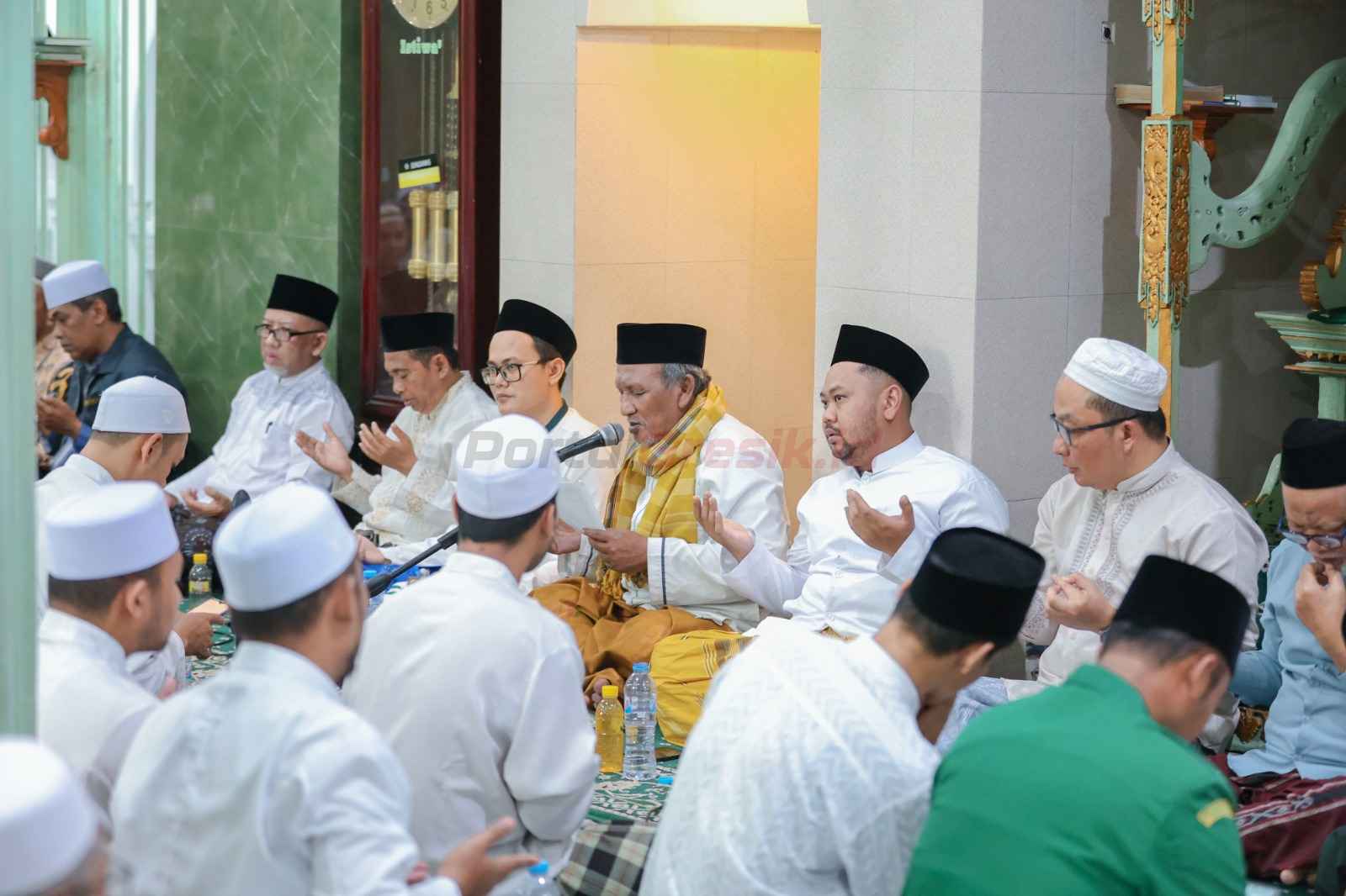 Bupati dan Wakil Bupati Gresik saat mengikuti Munajat 1.000 Al-Ikhlas di acara malam selawe